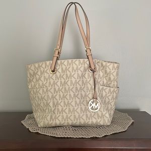 Michael Kors Logo signature tote In the vanilla Color